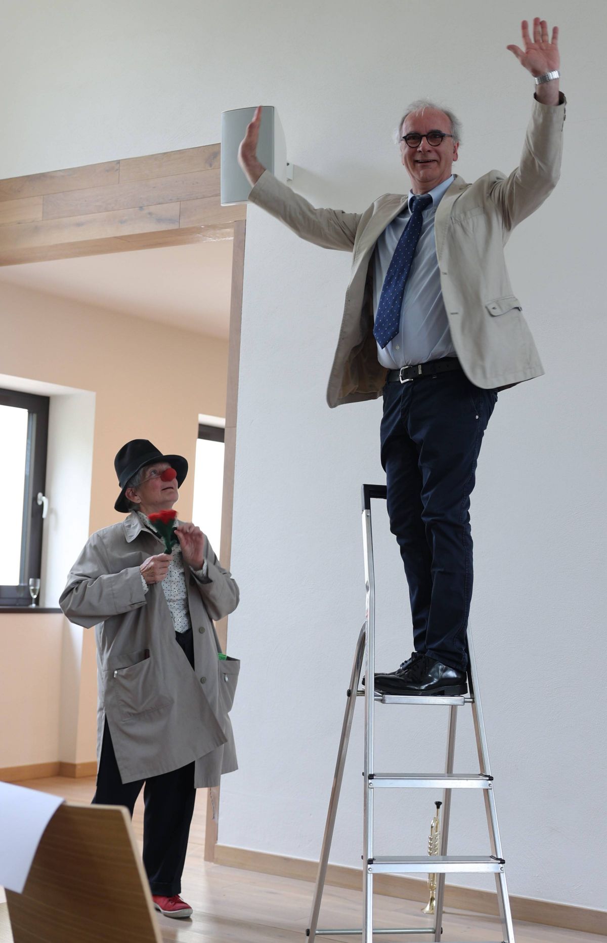 Clownin Hane Kano (links), die langjährige EFL-Beraterin Johanna Schießl, sorgte mit ihrem Clownerie zum "Stellenleiter" für heitere Stimmung