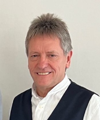  Diyap Yesil, Leiter der EFL Schweinfurt (links), dankte Konrad Ziegler für die geleistete Arbeit und wünschte ihm für den Ruhestand alles Gute.