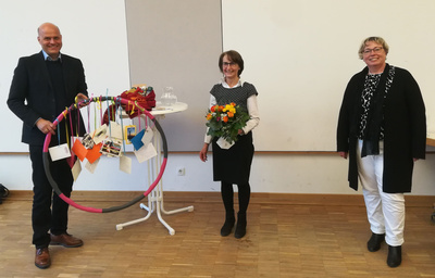 Stellenleiter Albert Knött und Dorothea Weitz (Vors. MAV) verabschiedeten Mechtild Hardörfer (Mitte) in den Ruhestand
